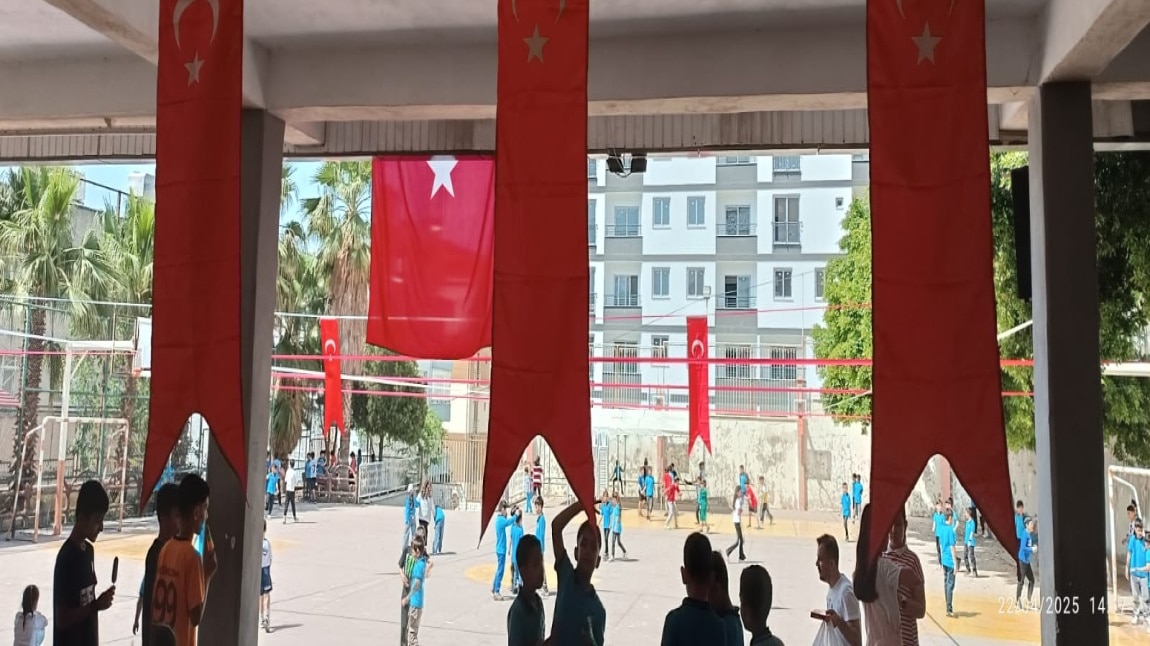 BAYRAM YERİMİZİ BAYRAKLARLA DONATTIK. TÜM VELİLERİMİZİ BEKLİYORUZ